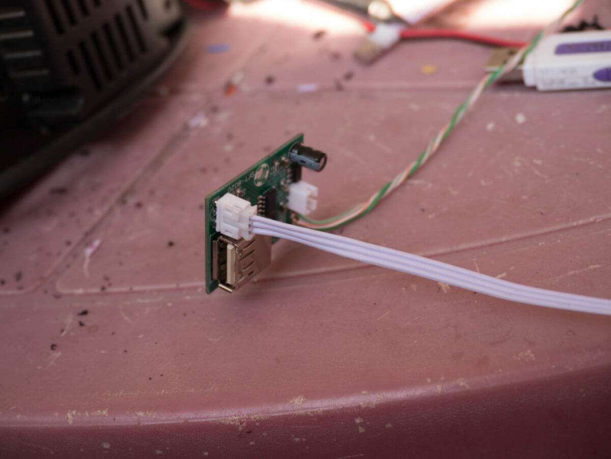 Как вмонтировать USB в старую магнитолу • Проверено лично!