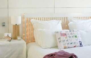 Как украсить кровать гирляндой