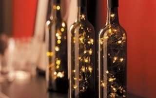 Светильник из светодиодной гирлянды и бутылки