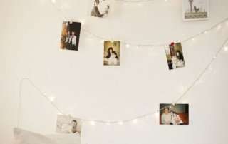 Детские фотографии, развешенные на гирлянде