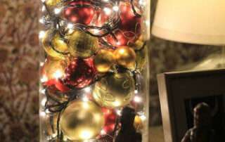 Ёлочные игрушки и гирлянда в коробке: новогодня ёлка без ёлки