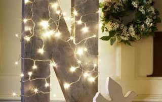 Украшенная гирляндой буква