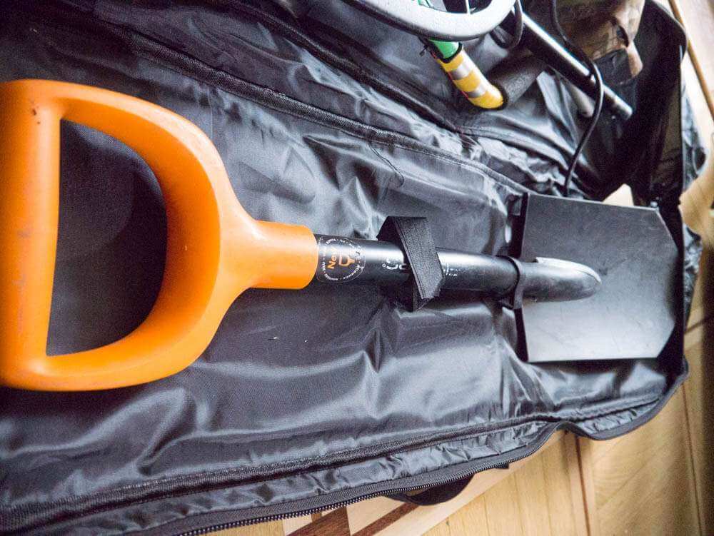 Лопата Fiskars в рюкзаке для металлодетектора фото