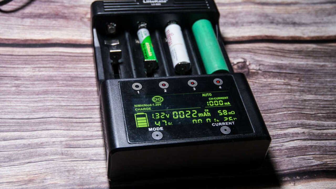 Trustfire UC10 - крохотное зарядное устройство с функцией POWERBANK.